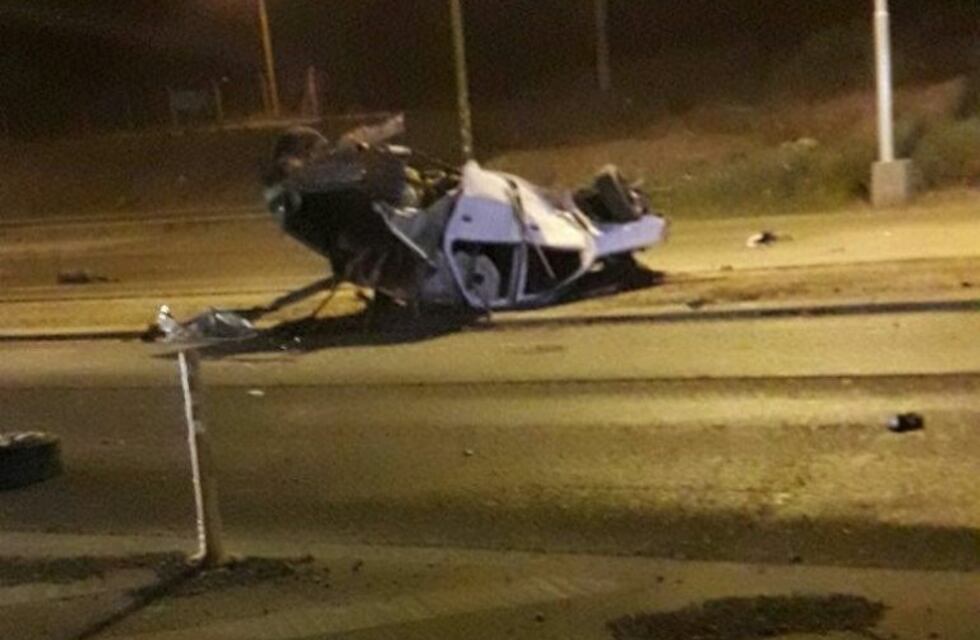 Accidente fatal: dos jóvenes muertos y una chica resultó herida