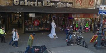 Una estatua viviente de La Plata enloqueció y empezó a pelear con una mujer