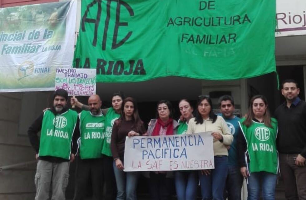 Empleados de Agricultura Familiar mantienen la ocupación del edificio