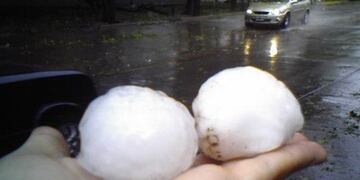 Sorprendiu00f3 a los sanrafaelinos con una fuerte tormenta de granizo.