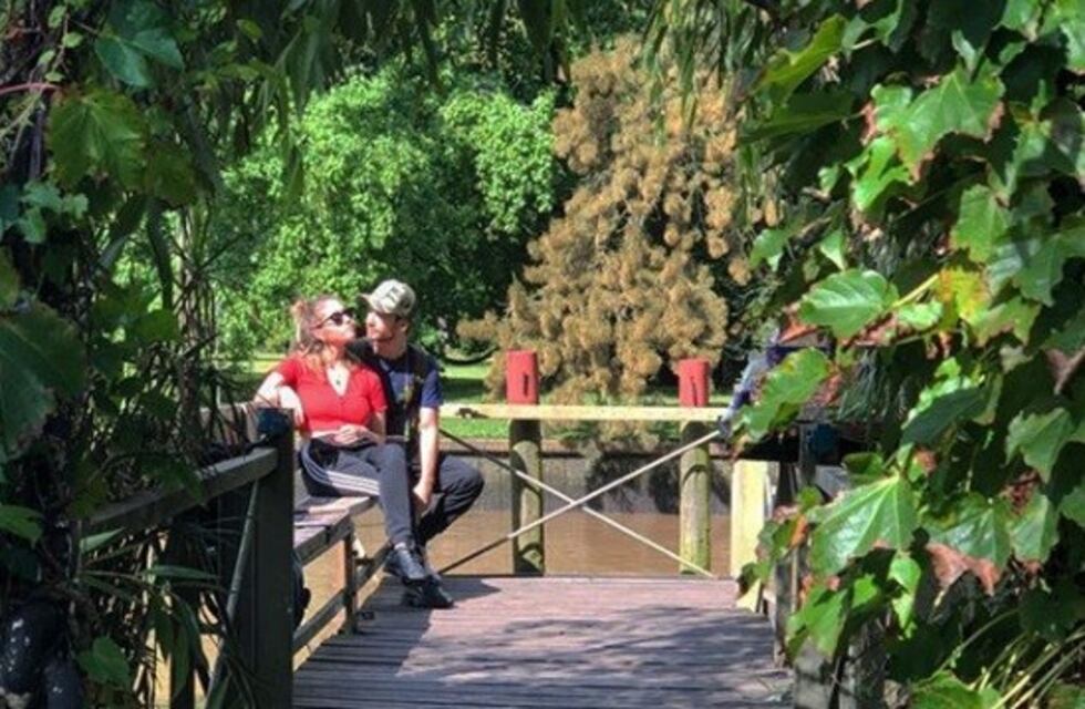 El actor catalán Albert Baró visitó Cataratas con su novia argentina