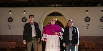 Junto al obispo Martorell, el gobernador Ahuad recorre el nuevo templo católico de Pozo Azul\u002E (Gobierno de M\u002E )