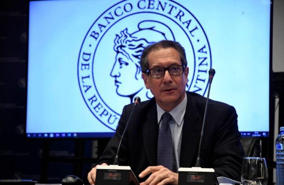 Miguel Pesce aclaró que la nueva estrategia devaluatoria busca "desalentar maniobras especulativas"