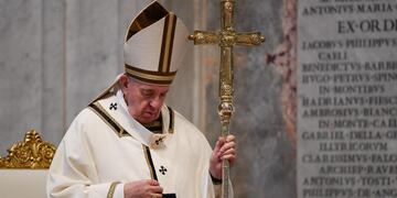 Vatican City (Vatican City State (holy See)), 12/04/2020\u002E- Pope Francis gathers his thoughts during Easter Sunday Mass behind closed doors at St\u002E Peter's Basilica in The Vatican, 12 April 2020\u002E The mass is held behind closed doors during the lockdown aimed at curbing the spread of the COVID-19 infection, caused by the novel coronavirus\u002E (Papa) EFE/EPA/ANDREAS SOLARO / POOL
