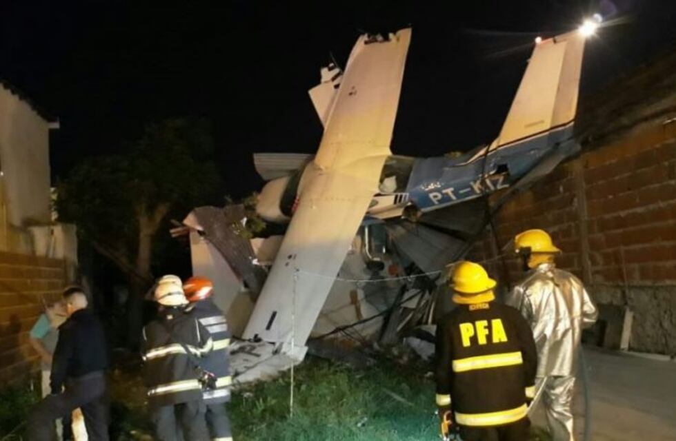 Una avioneta cayó sobre una casa abandonada en San Fernando y los pasajeros resultaron ilesos
