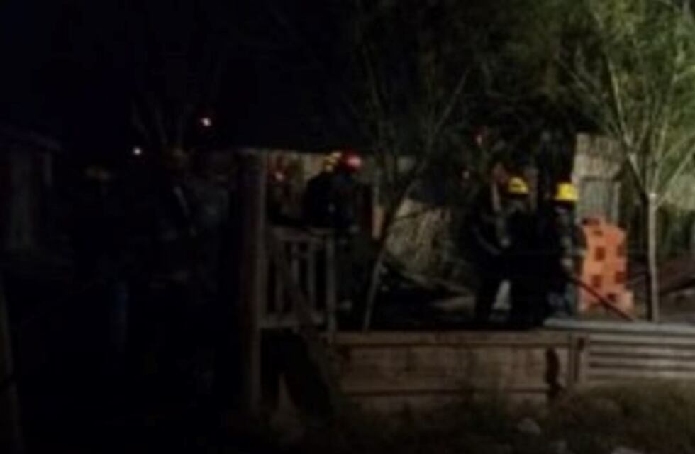 Un hombre se quedó sin nada por el incendio de su humilde casa