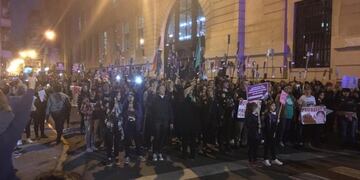 Las columnas doblaron hacia Córdoba por Buenos Aires después de recorrer el centro\u002E (Facebook)