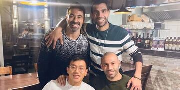 Augusto Fernández juega en otro equipo de la liga y se sumó a la mesa de la última cena\u002E (@mascherano14)