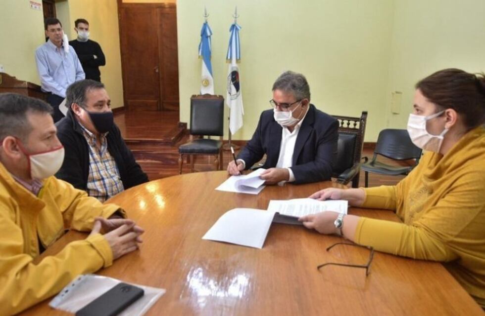 El gobernador firmó un convenio para el control de protocolos de prevención