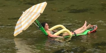 La silla permite ingresar al río a personas con discapacidad