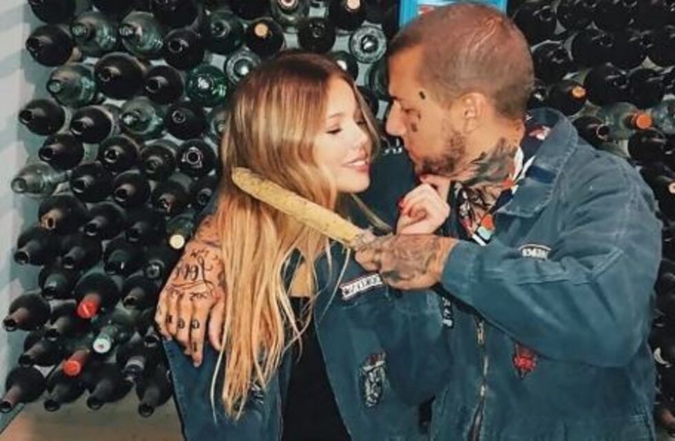 La picante foto de Alexander Caniggia con la cola de su novia: "Siempre agarrando"