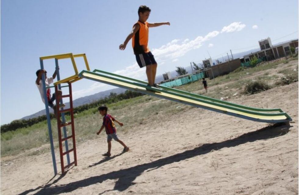 Pidieron una plaza para los niños y les pusieron un tobogán en un baldío