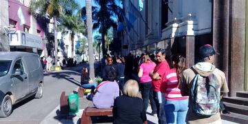 Cajeros de Gualeguaychú ante la cuarentena, miles de vecinos en las calles\nCrédito: Vía Gualeguaychú