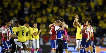 Paraguay's players celebrtae after defeating Colombia in their 2018 World Cup football qualifier match in Barranquilla, Colombia, on October 5, 2017\u002E / AFP PHOTO / Raul Arboleda