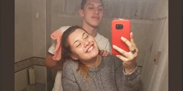 La foto en el baño de esta parejita se volvió viral por un increíble detalle