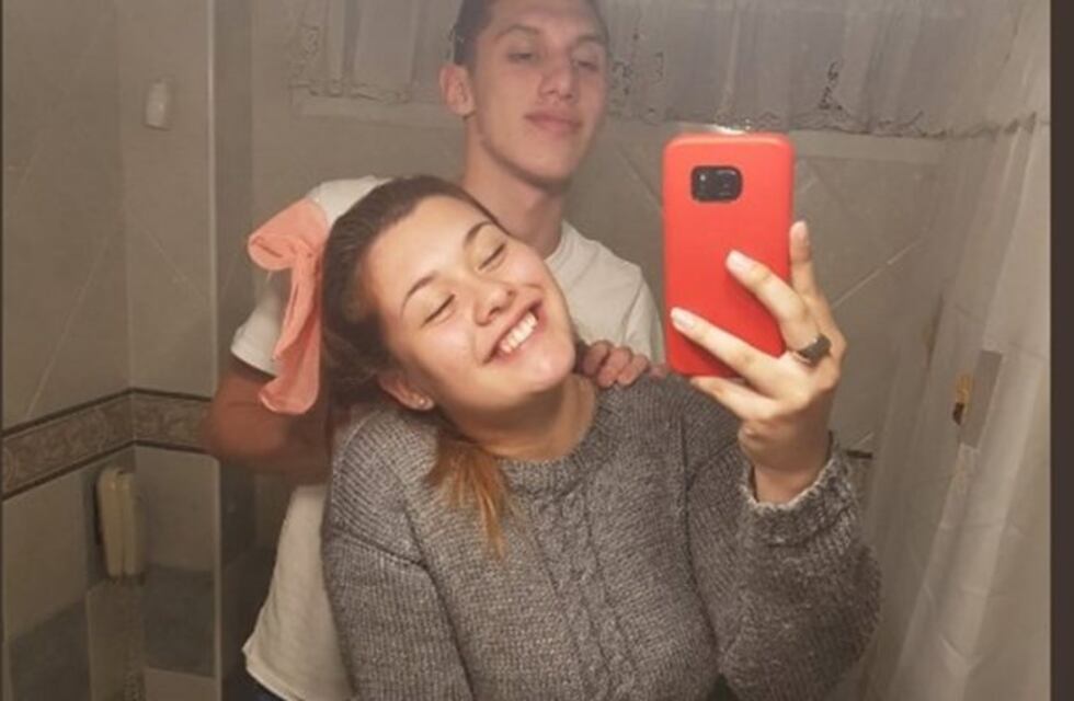 La selfie en el baño de esta parejita se volvió viral por un increíble detalle