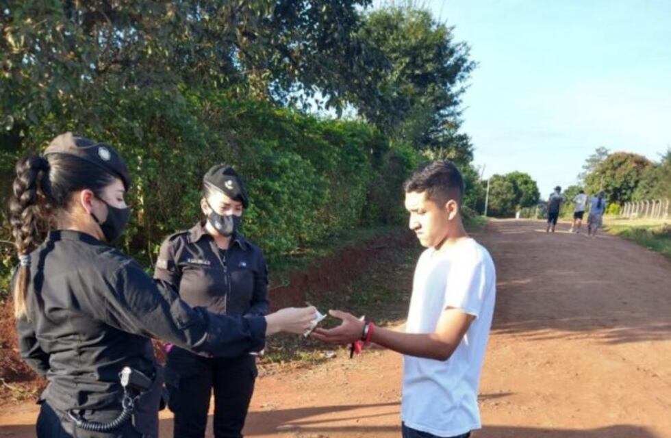 Policías de la Unidad Regional repartieron barbijos en un barrio de Eldorado
