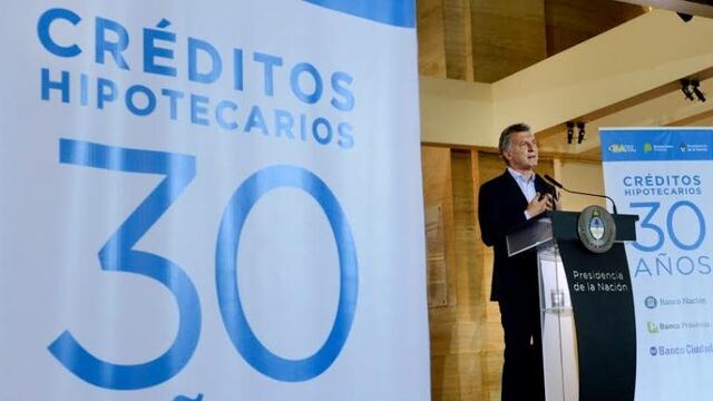 El Presidente Mauricio Macri realiza anuncios en el Banco Naciu00f3n rnBUENOS AIRES (ARGENTINA), 7/04/2017.-Fotografu00eda cedida por Presidencia de Argentina, del presidente argentino, Mauricio Macri, en un acto en la sede del Banco Naciu00f3n, el mayor banco pu00fablico de Argentina, en Buenos Aires, hoy viernes 7 de abril de 2017. Macri lanzu00f3 hoy formalmente diversas lu00edneas de cru00e9ditos hipotecarios de hasta 30 au00f1os de plazo que buscan dar acceso a la vivienda a sectores de ingresos medios y bajos que hasta ahora tenu00edan dificultades para acceder a pru00e9stamos de este tipo. EFE/PRESIDENCIA ARGENTINA /SOLO USO EDITORIAL/NO VENTAS buenos aires mauricio macri anuncio nuevos creditos hipotecarios a 30 au00f1os del Banco Nacion discurso del presidente de la nacion lanzamiento de prestamos para viviendas casas