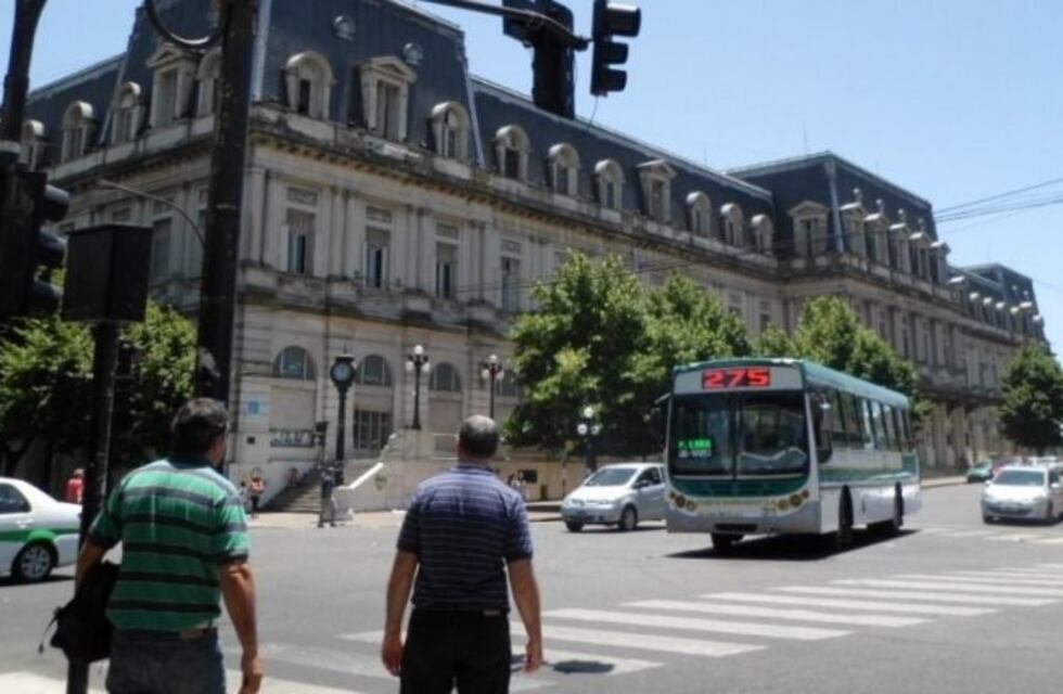 Se quedó dormido en el colectivo y su familia se lo olvidó