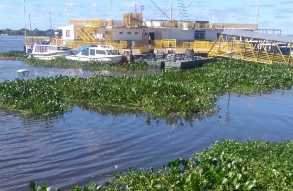 El puerto de Formosa cada vez más complicado y utilizan la costanera como amarradero