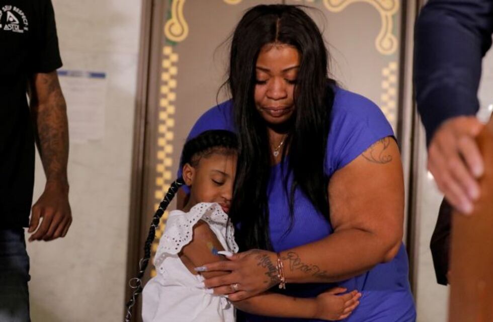 El emotivo gesto de Barbra Streisand con la hija de seis años de George Floyd