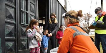 Durante un operativo en Altos de San Lorenzo, se detectaron 16 casos sospechosos de coronavirus (Municipalidad de La Plata)