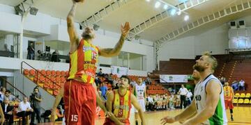 Sarmiento no solo se quedó con el partido sino que le quitó el invicto a la formación correntina\u002E