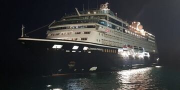 El "Azamara Pursuit" llegó en la madrugada de este martes y tiene previsto partir a las 15:00 horas con destino a Punta del Este.