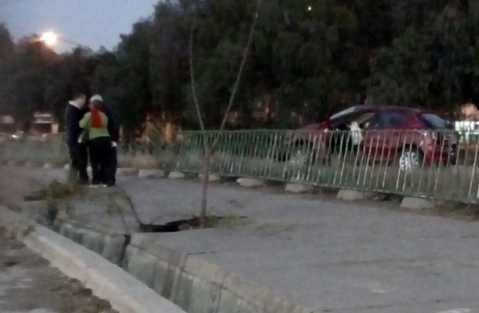 Descarriló y terminó a metros de caer al Cacique Guaymallén