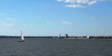 Navegar en el Paraná, un lujo para estos días de calor en pleno otoño\u002E (MsionesOnline)