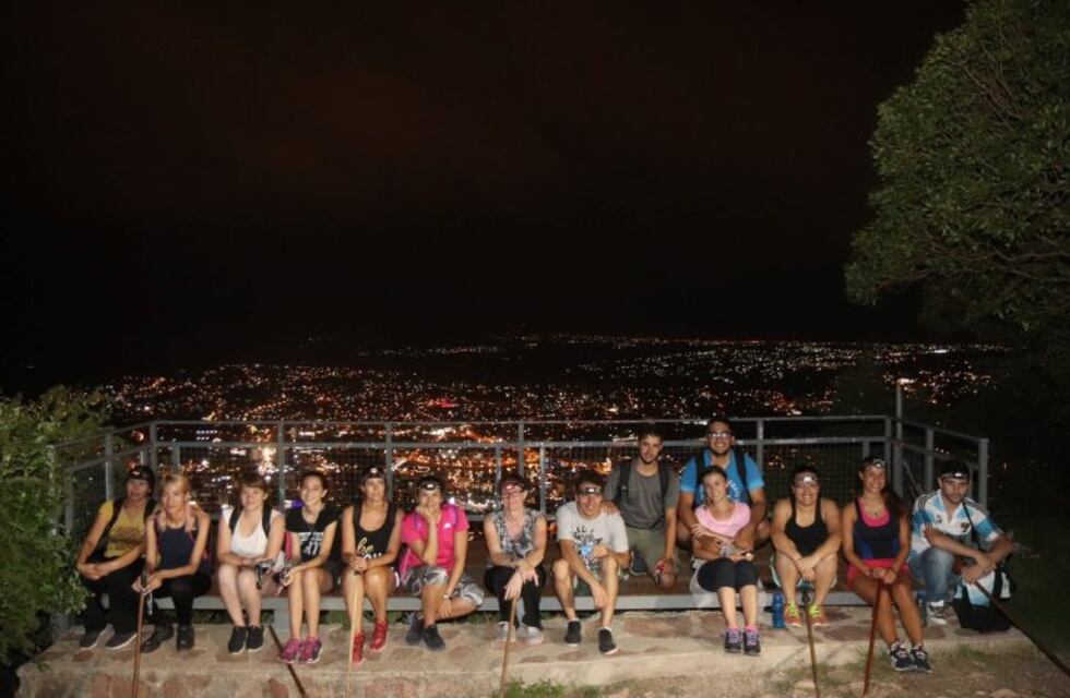 Carlos Paz: cientos de turistas realizan las visitas nocturnas al Cerro de La Cruz