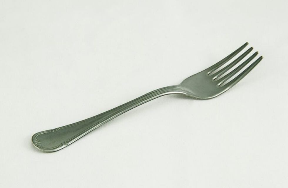 En medio de una pelea, una mujer le clavó un tenedor en las costillas a su pareja