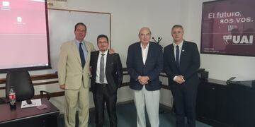 El Magister Gerardo Galimberti integrando el jurado de la Facultad de Medicina