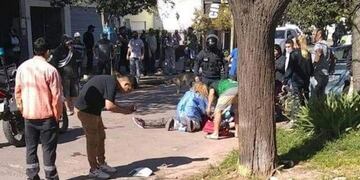 Moreno: motochorros arrastraron por la calle a una mujer y la atropelló un auto\u002E (Clarín)