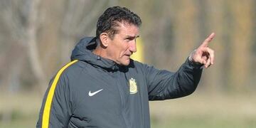 Bauza piensa en el equipo para enfrentar a Temperley por Copa Argentina\u002E (Marcelo Manera)