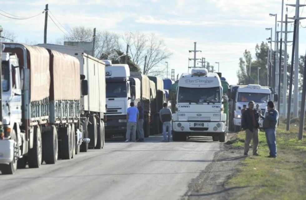 Subió 27% el ingreso de camiones a los puertos de Rosario y restringen el tránsito pesado