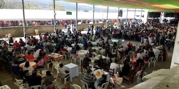 Público asistente a la Feria de la Comida Regional\u002E