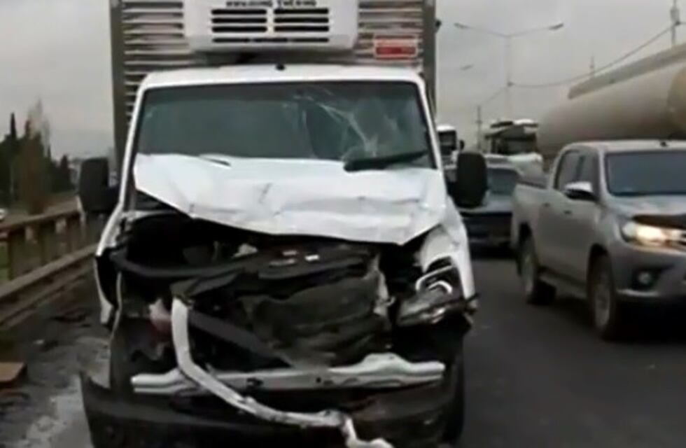 Mala maniobra de un camionero provocó un choque múltiple en Circunvalación