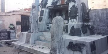 Así quedó el mausoleo de Ramón Falcón tras la explosión en el Cementerio de Recoleta\u002E (Clarín)