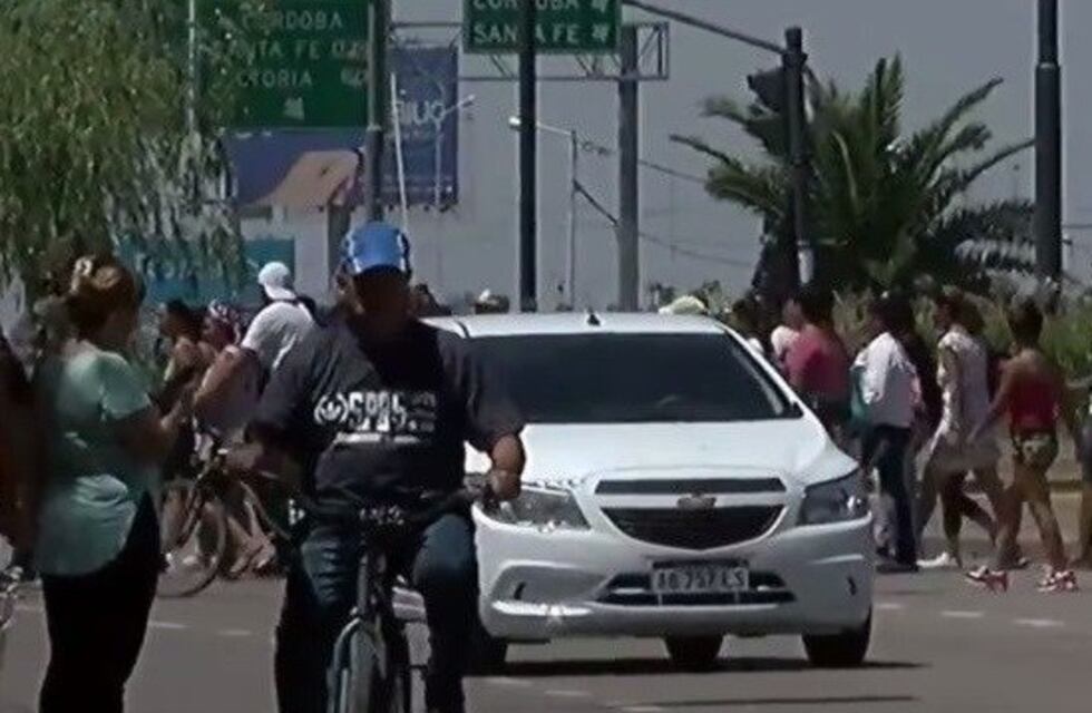 Organizaciones sociales cortaron Oroño y Circunvalación en reclamo de ayuda alimentaria