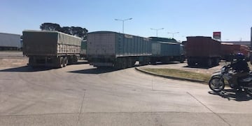 Largas colas de camiones sobre la ruta nacional N| 34, a la altura de Rafaela, a la espera de poder cargar combustible (web)