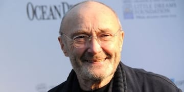 Phil Collins causó preocupación al caerse en un show y terminar en sillas de ruedas