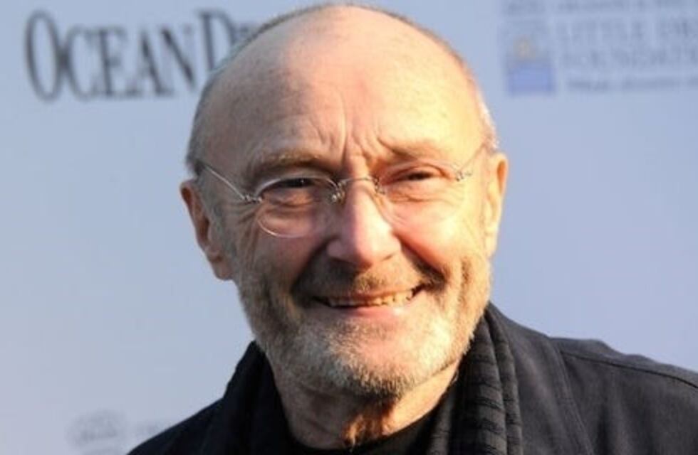 Phil Collins causó preocupación al caerse en un show y terminar en sillas de ruedas