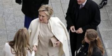 TRU043 WASHINGTON DC (ESTADOS UNIDOS) 20/01/2017.- El expresidente de EE.UU. Bill Clinton (dcha) y la excandidata demu00f3crata a la Presidencia Hillary Clinton (c) llegan al Capitolio para asistir a la ceremonia de investidura de Donald J. Trump como 45u00ba presidente de los Estados Unidos en Washington DC (Estados Unidos) hoy, 20 de enero de 2017. EFE/JOHN ANGELILLO / POOL