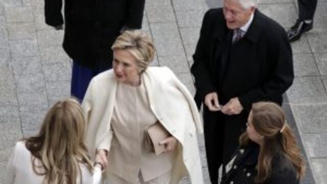 TRU043 WASHINGTON DC (ESTADOS UNIDOS) 20/01/2017.- El expresidente de EE.UU. Bill Clinton (dcha) y la excandidata demu00f3crata a la Presidencia Hillary Clinton (c) llegan al Capitolio para asistir a la ceremonia de investidura de Donald J. Trump como 45u00ba presidente de los Estados Unidos en Washington DC (Estados Unidos) hoy, 20 de enero de 2017. EFE/JOHN ANGELILLO / POOL