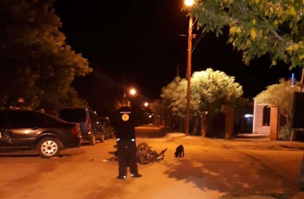 Una moto impactó contra un auto en una esquina