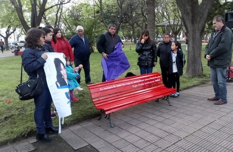 Se instaló un banco rojo para visibilizar a las víctimas de femicidio en Viedma