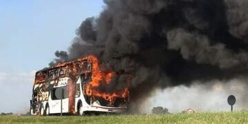 Colectivo incendiado