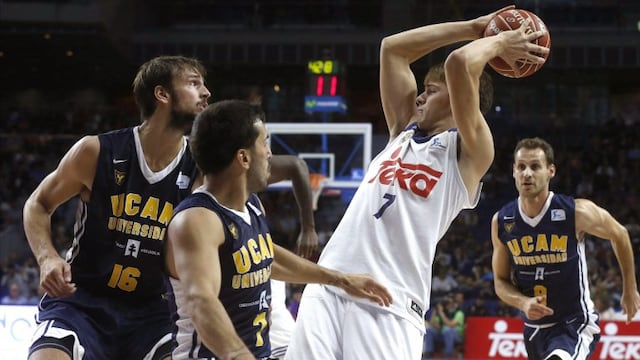GRA314. MADRID, 16/10/2016.- El base del Real Madrid Luka Doncic (7) intenta pasar el balu00f3n ante el pu00edvot Marcos Delia (16) y el ala-pu00edvot del UCAM Murcia Sadiel Rojas (2i), durante el partido de la cuarta jornada de la liga ACB Endesa disputado hoy en el Barclaycard Center. EFE/Kiko Huesca espau00f1a Luka Doncic Sadiel Rojas campeonato torneo liga acb basquet basquetbolistas partido real madrid ucam murcia
