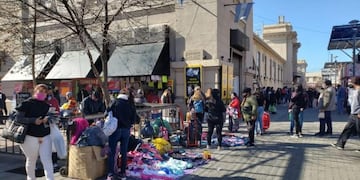 Con los protocolos de sanidad correspondientes, el público volvió al Mercado y hubo colas para ingresar al establecimiento\u002E